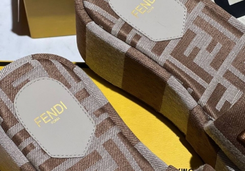 Женские шлепки Fendi на высокой подошве