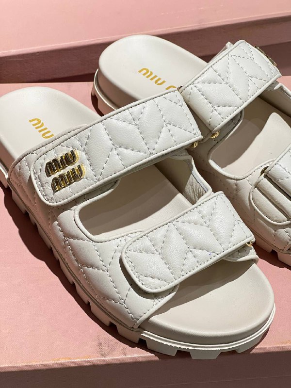 Кожаные молочные шлепанцы Miu Miu