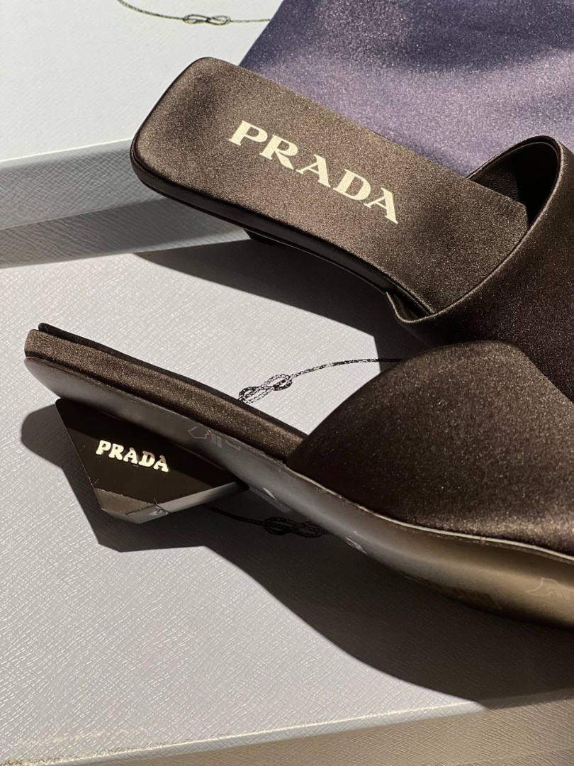 Черные босоножки из сатина Prada