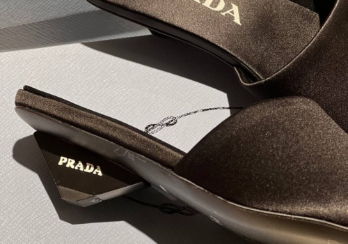 Черные босоножки из сатина Prada