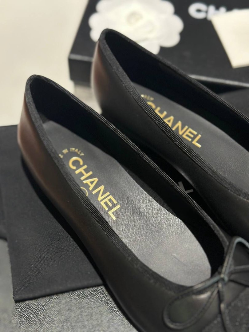 Кожаные черные балетки Chanel