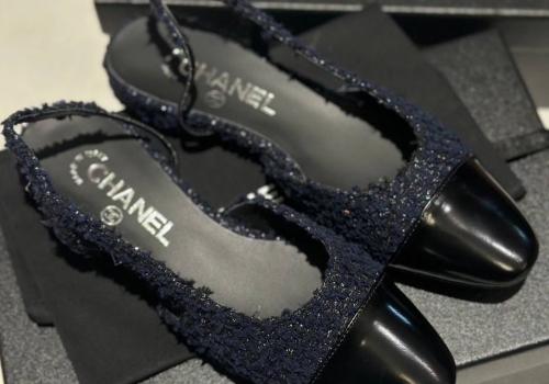 Твидовые темно-синие босоножки Chanel на низком каблуке