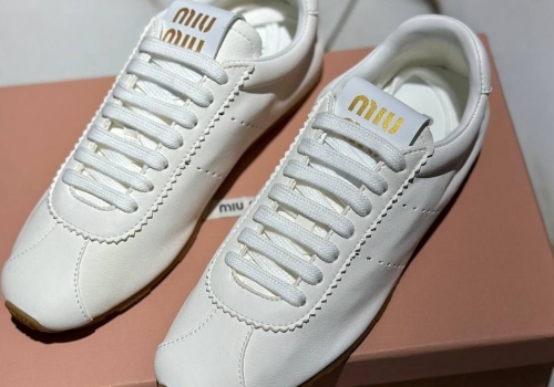 Женские кожаные кроссовки Miu Miu белые