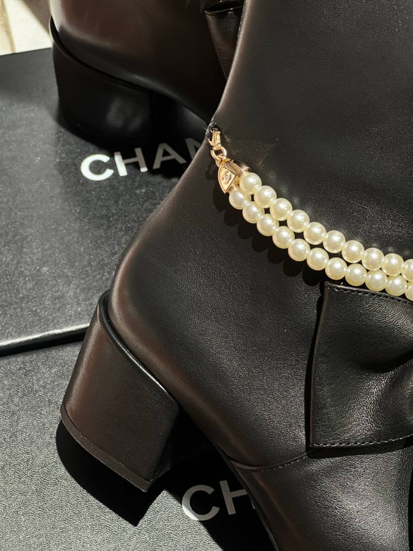 Женские кожаные черные cапоги Chanel с бантом