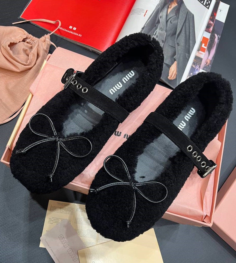 Черные балетки из меха Miu Miu