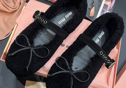 Черные балетки из меха Miu Miu