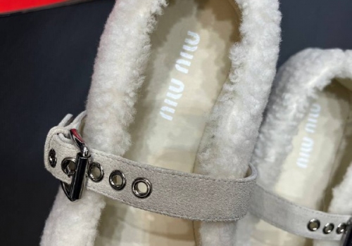 Белые балетки из меха Miu Miu