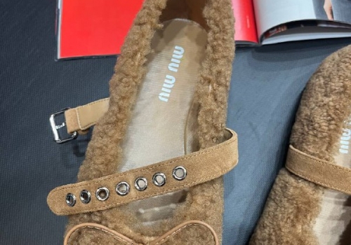 Бежевые балетки из меха Miu Miu