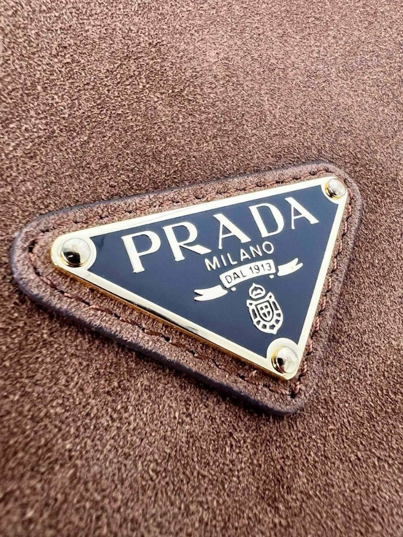 Женская сумка из замши Prada среднего размера