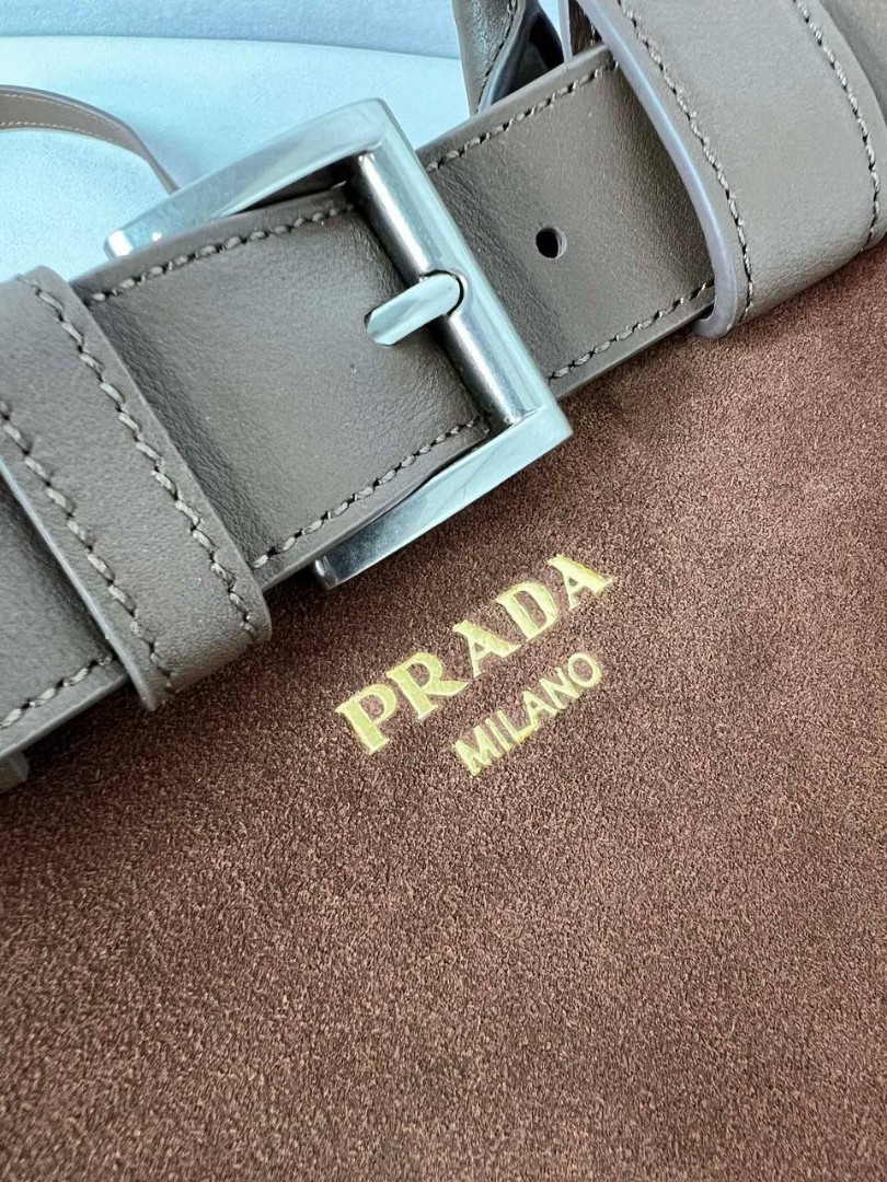 Средняя замшевая сумка Prada Buckle коричневая с ремнем