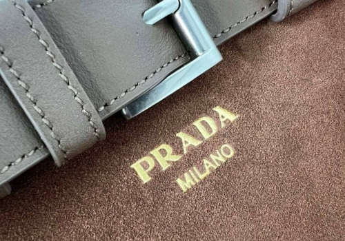 Средняя замшевая сумка Prada Buckle коричневая с ремнем