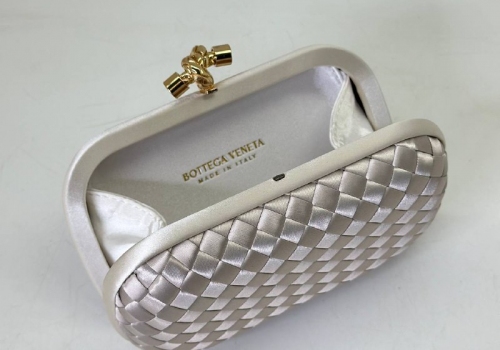 Клатч Bottega Veneta Intreccio Knot серебристый из текстиля