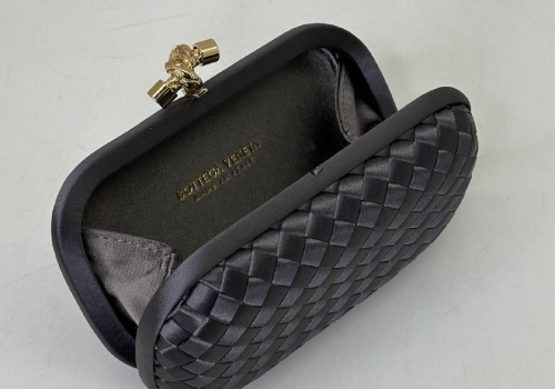 Клатч Bottega Veneta Intreccio Knot серый из текстиля