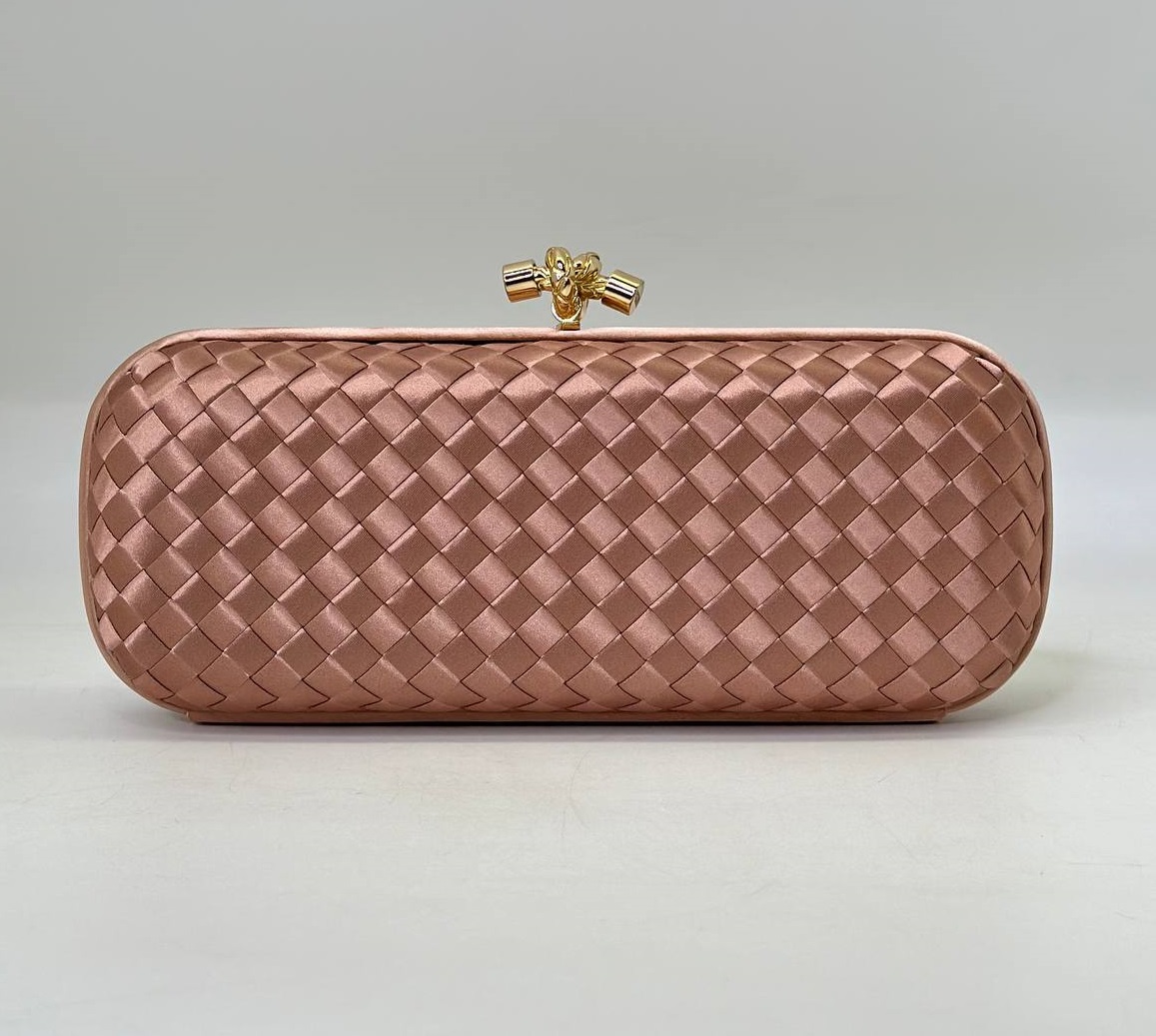 Розовый клатч Bottega Veneta Intreccio Knot