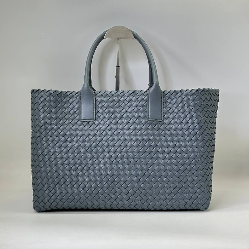 Женская кожаная сумка Bottega Veneta Medium Cabat