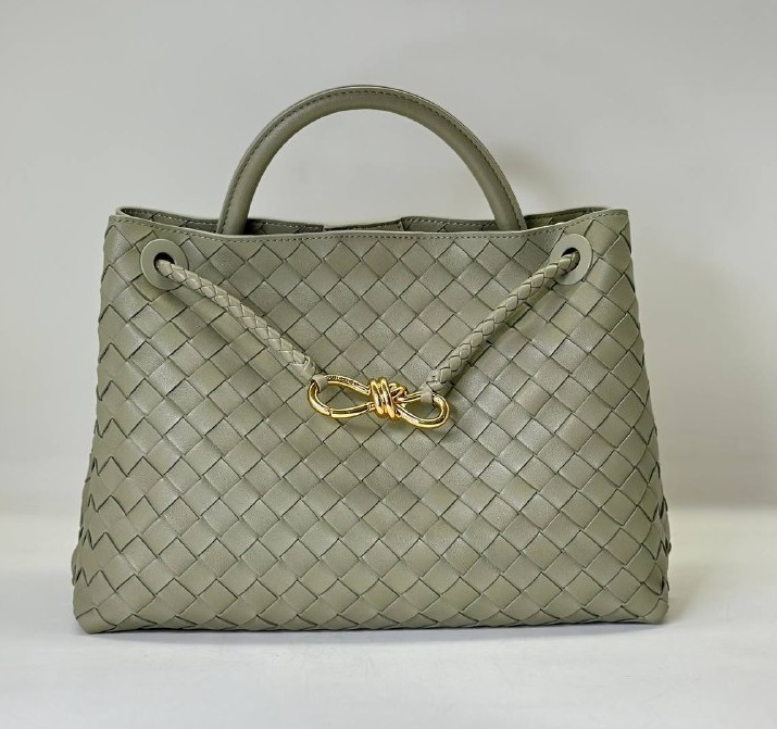 Оливковая кожаная сумка Bottega Veneta Andiamo Medium