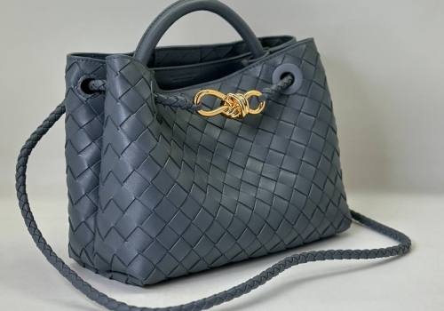 Кожаная сумка Bottega Veneta Andiamo Small светло-синяя