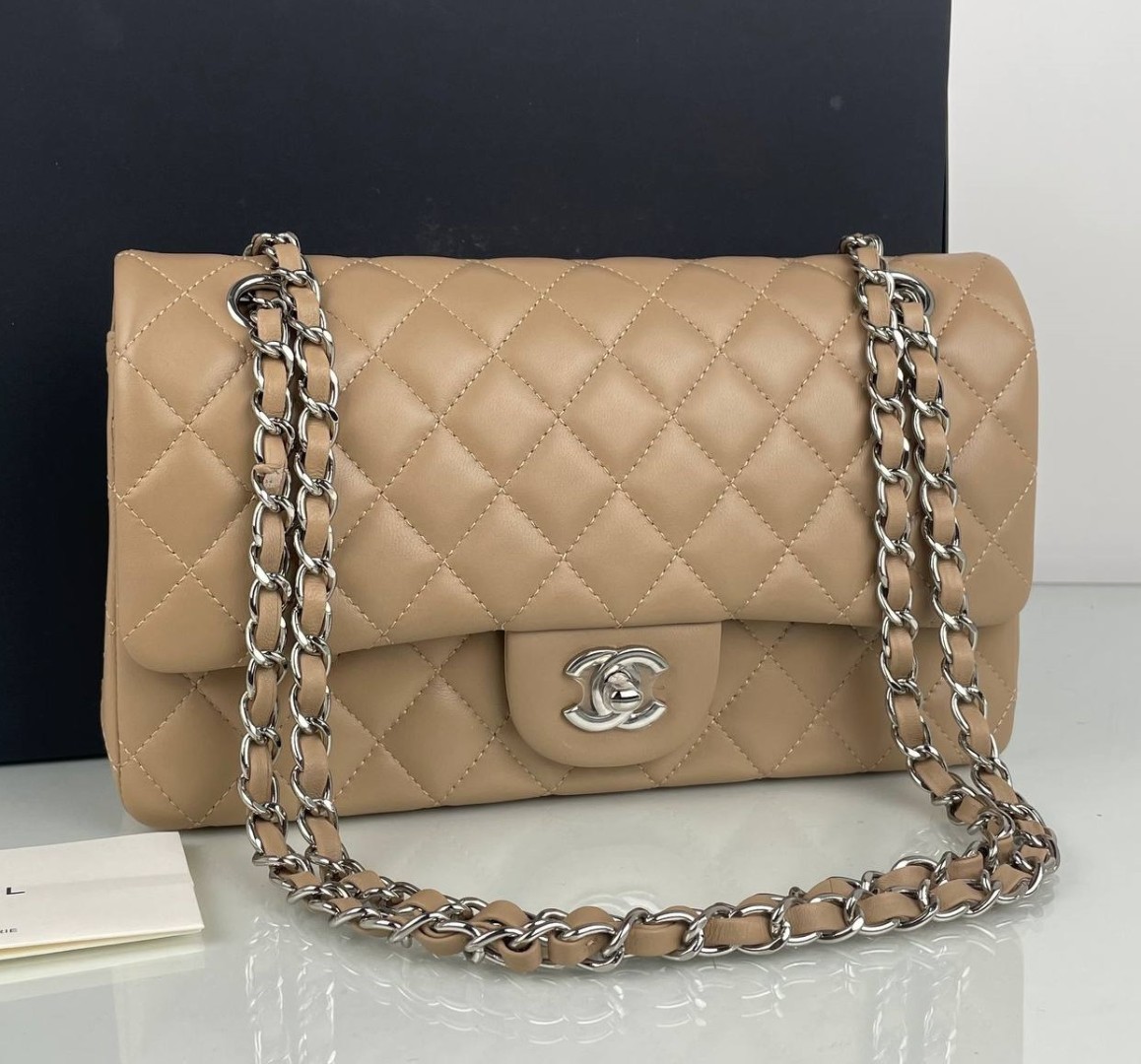 Кожаная сумка Chanel 11.12 Medium Classic Flap Bag бежевая