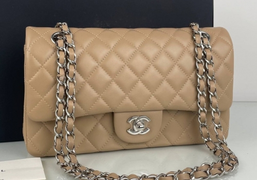 Кожаная сумка Chanel 11.12 Medium Classic Flap Bag бежевая