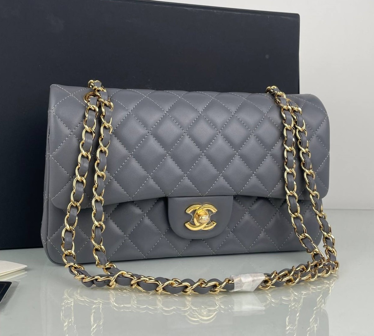 Серая кожаная сумка Chanel 11.12 Medium Classic Flap Bag