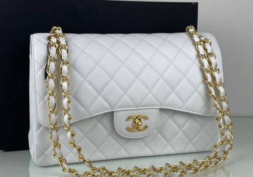 Женская белая кожаная сумка Chanel 11.12 Jumbo Classic Flap Bag