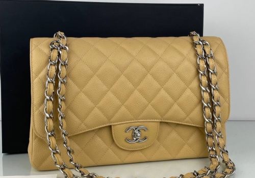 Женская кожаная сумка Chanel 11.12 Jumbo Classic Flap Bag бежевая