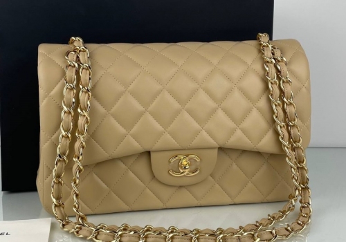 Женская бежевая кожаная сумка Chanel 11.12 Jumbo Classic Flap Bag