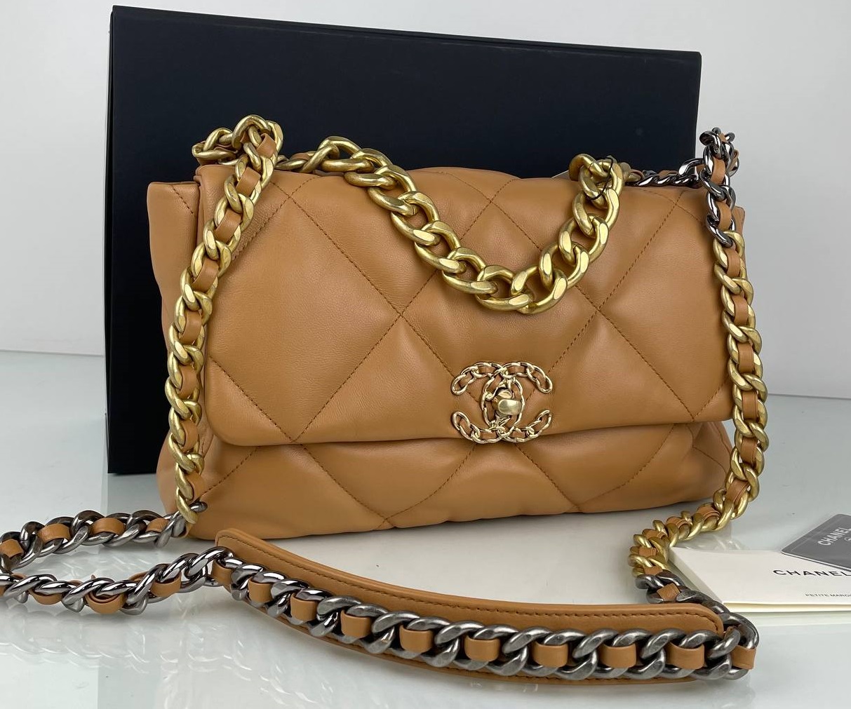 Кожаная сумка Chanel 19 бежевая 30 cm