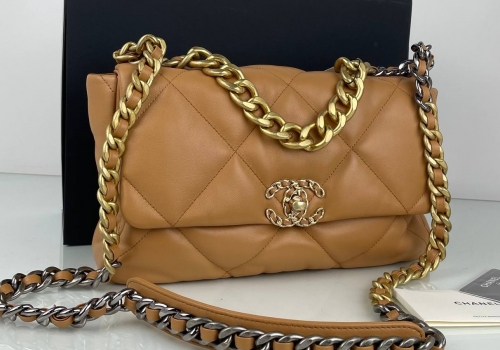 Кожаная сумка Chanel 19 бежевая 30 cm