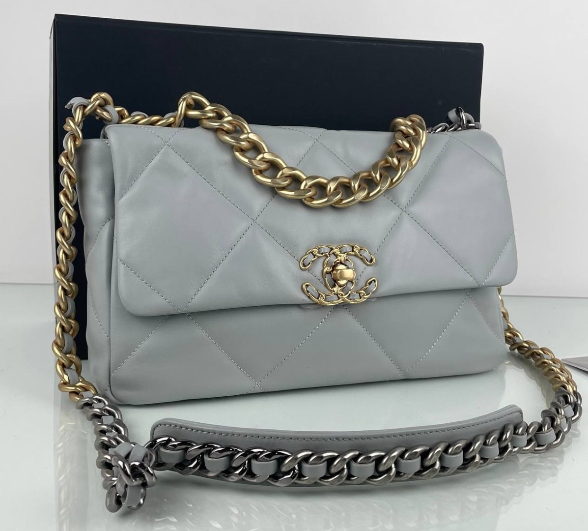 Кожаная сумка Chanel 19 серая 30 cm