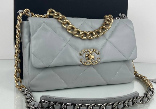 Кожаная сумка Chanel 19 серая 30 cm