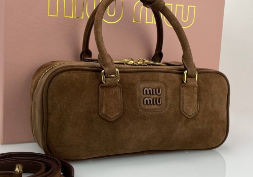 Женская замшевая сумка Miu Miu Arcadie коричневая