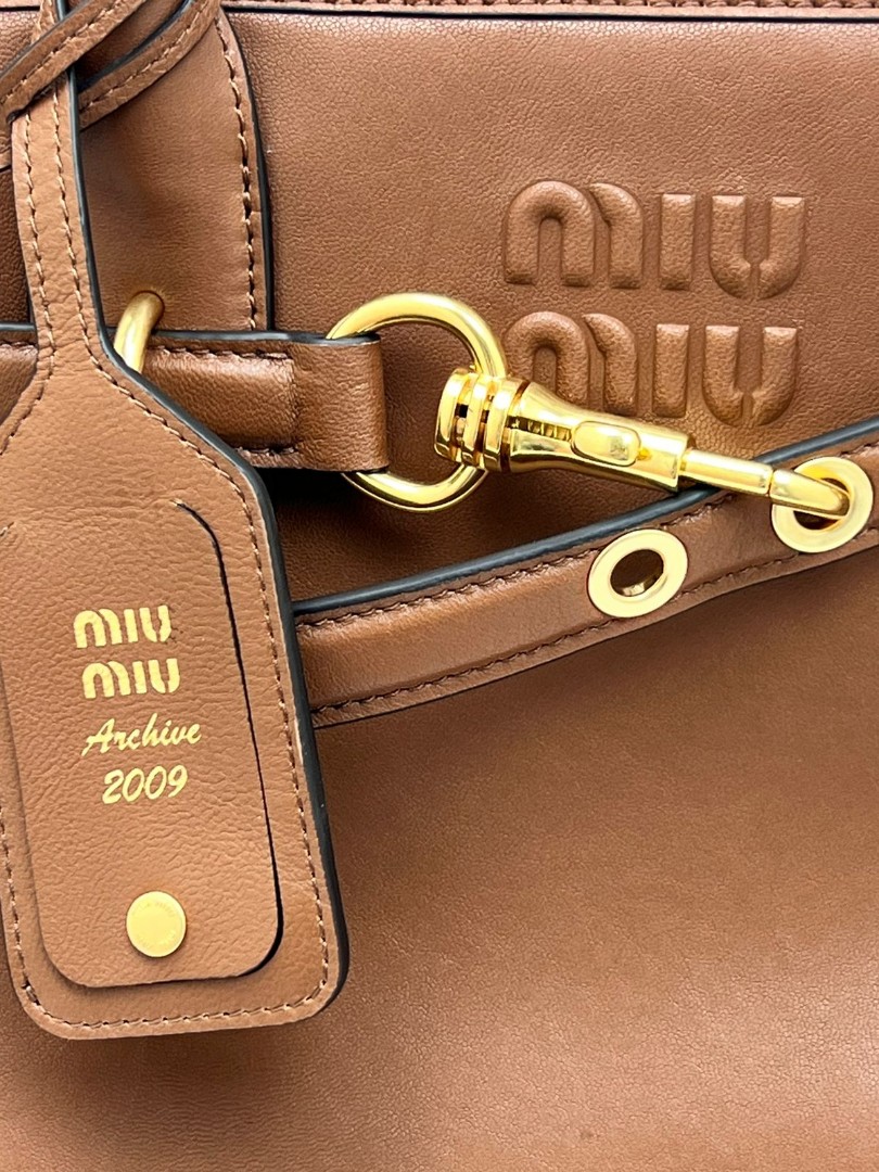 Женская кожаная сумка Miu Miu Aventure коричневая 40 см