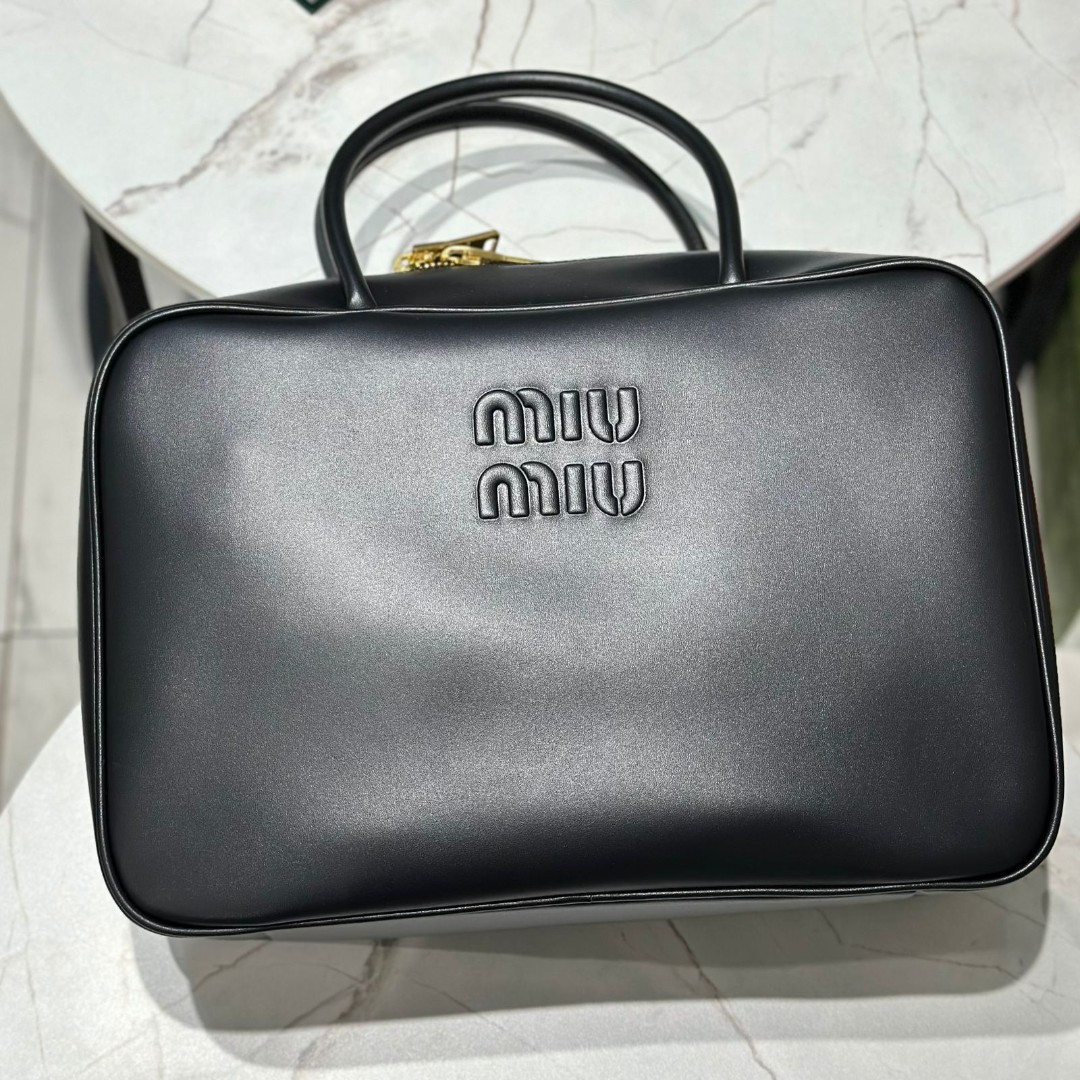 Женская Top-handle сумка из кожи Miu Miu Beau черная