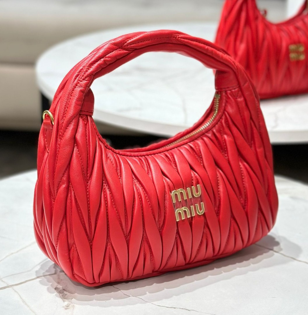 Женская кожаная сумка Miu Miu Wander hobo 20 см красная