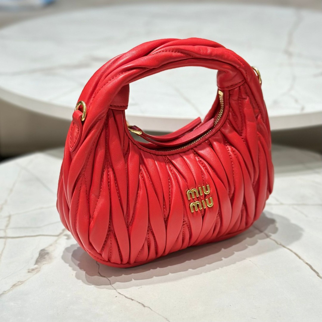 Женская кожаная сумка Miu Miu Wander mini hobo 17,5 см красная