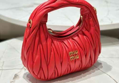 Женская кожаная сумка Miu Miu Wander mini hobo 17,5 см красная