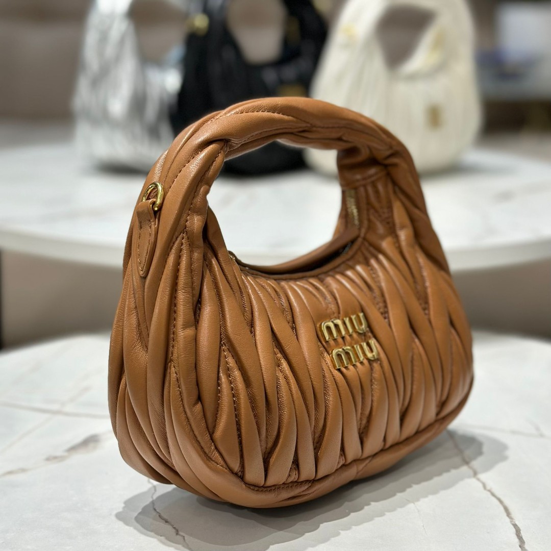 Женская кожаная сумка Miu Miu Wander mini hobo 17,5 см коричневая