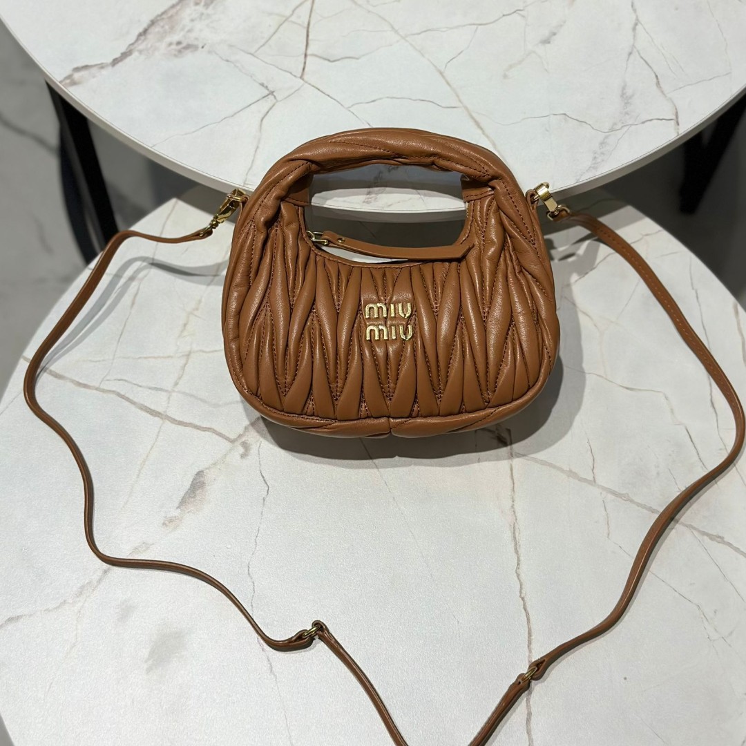 Женская кожаная сумка Miu Miu Wander mini hobo 17,5 см коричневая