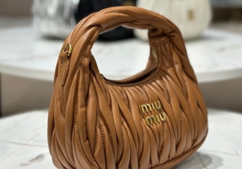 Женская кожаная сумка Miu Miu Wander mini hobo 17,5 см коричневая