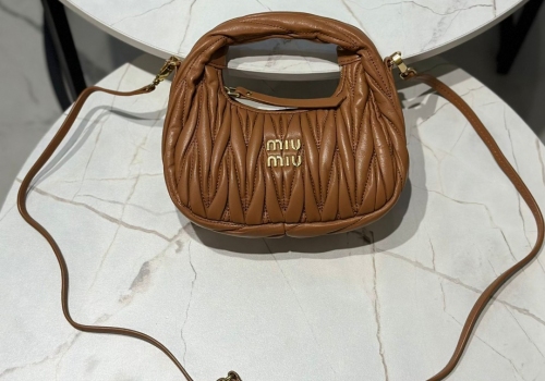 Женская кожаная сумка Miu Miu Wander mini hobo 17,5 см коричневая