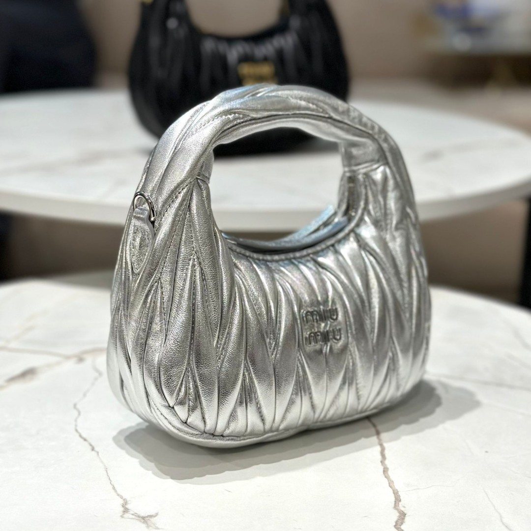 Женская кожаная сумка Miu Miu Wander mini hobo 17,5 см серебро