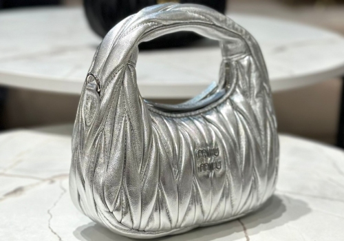 Женская кожаная сумка Miu Miu Wander mini hobo 17,5 см серебро