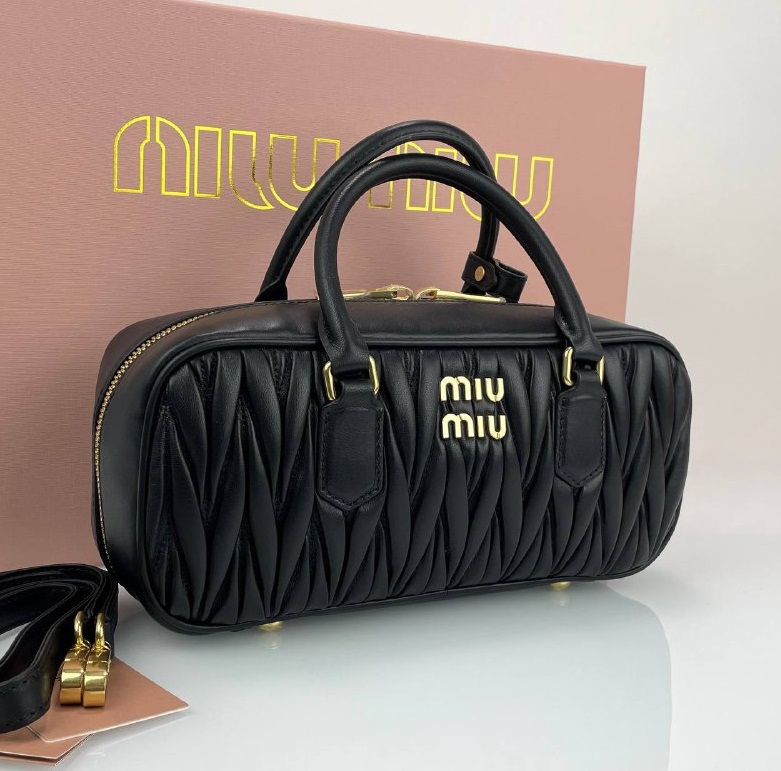 Женская черная кожаная сумка Miu Miu Arcadie