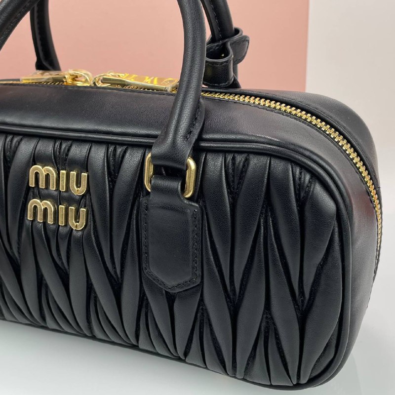 Женская черная кожаная сумка Miu Miu Arcadie