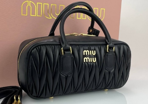 Женская черная кожаная сумка Miu Miu Arcadie