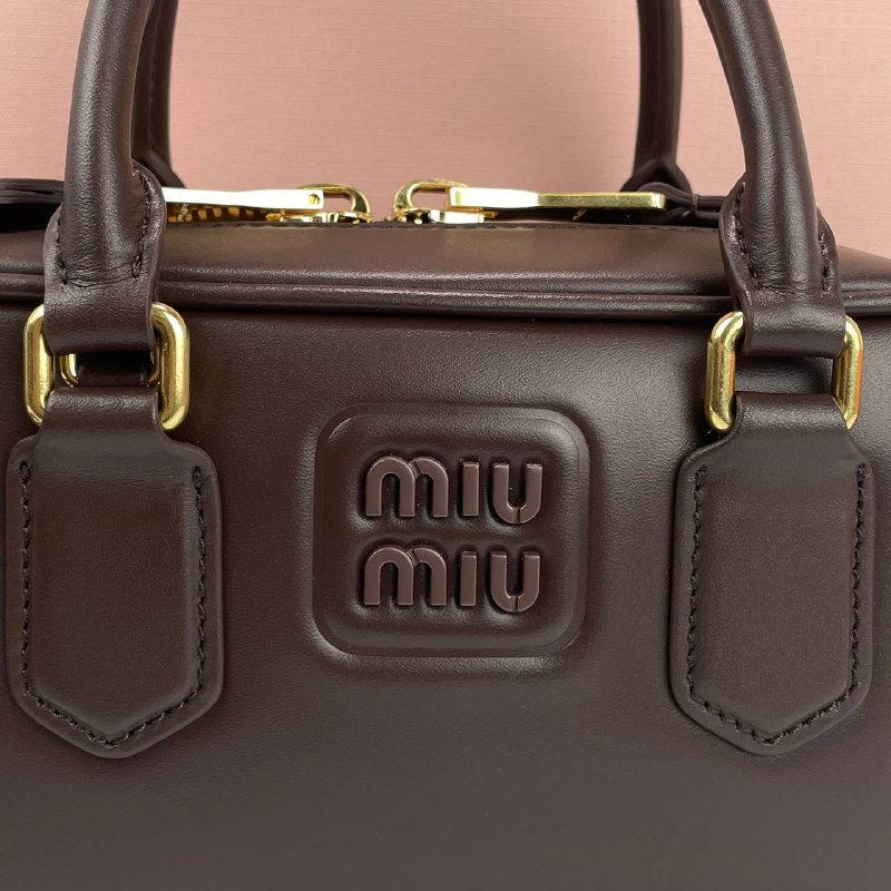 Женская кожаная сумка Miu Miu Arcadie Mini темно-коричневая