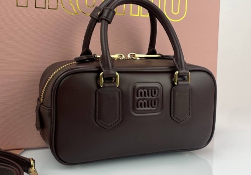 Женская кожаная сумка Miu Miu Arcadie Mini темно-коричневая