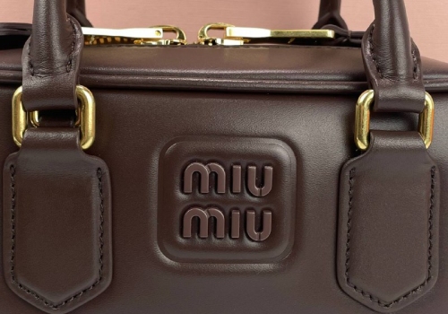 Женская кожаная сумка Miu Miu Arcadie Mini темно-коричневая