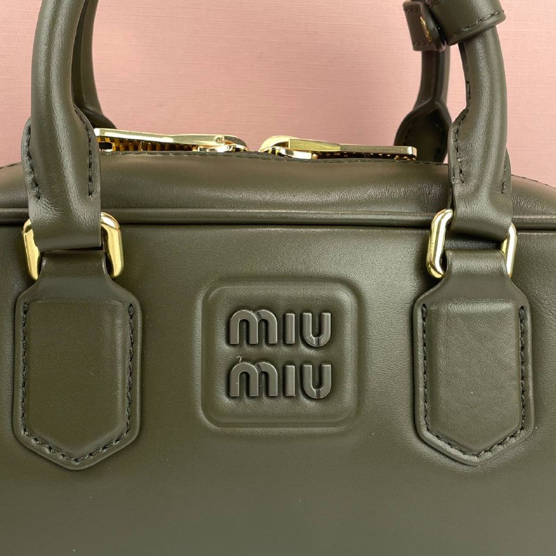 Женская кожаная сумка Miu Miu Arcadie Mini милитари